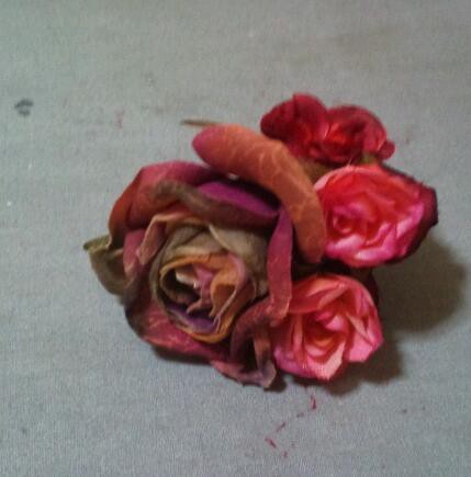 ただのバラに見rますが、これも実はバレッタ。大人の女性をイメージして作りました。あえてバラを赤一色を避けることで大人っぽさが出ます。